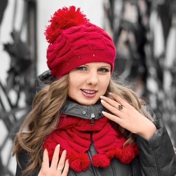 Cappello e sciarpa a scacchi