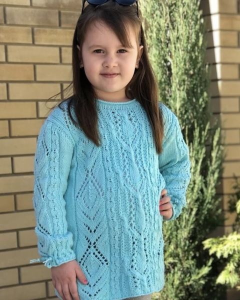 Pull Traforato con Trecce per bambina ai ferri
