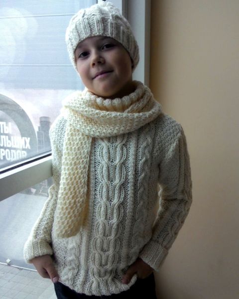 Set per un bambino: pullover, cappello e sciarpa