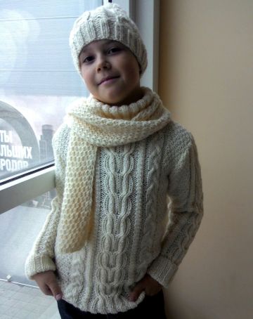 Set per un bambino: pullover, cappello e sciarpa