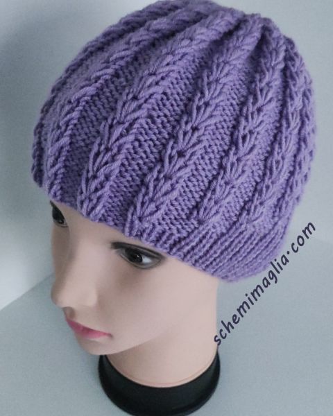 Cappello a punto allungato con i ferri circolari