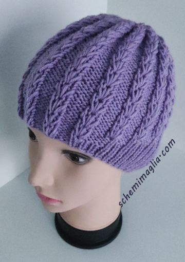 Cappello a punto allungato con i ferri circolari