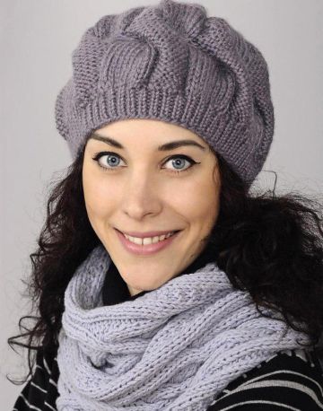 Cappello con ampia treccia