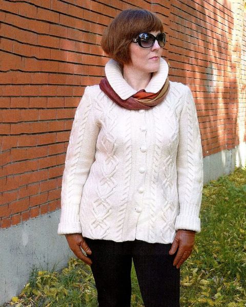 Cardigan a punto in rilievo con le trecce