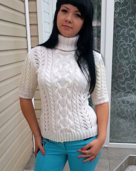 Maglione con maniche corte a punto ajour con trecce
