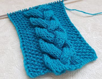 Modello treccia su 18 maglie ai ferri