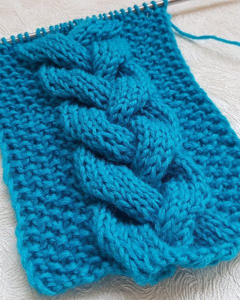 Modello treccia su 18 maglie ai ferri